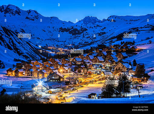 vue-de-saint-jean-d-arves-village-par-nuit-en-hiver-france-wjytwn