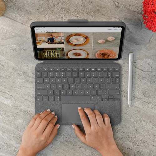 combo-touch-ipad-10-person-using-keyboard